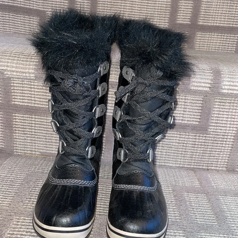 Sorel kids Snow Boots, Childrens Size 2 black with insulation and fur lining